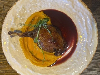 Качина ніжка конфі з гарбузовим пюре та ожиновим соусом