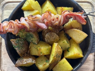 Картопля, запечена з беконом та часником