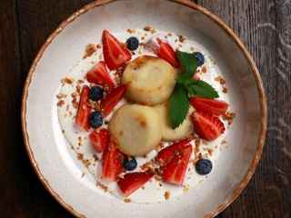 Сирники зі сметаною та свіжими ягодами