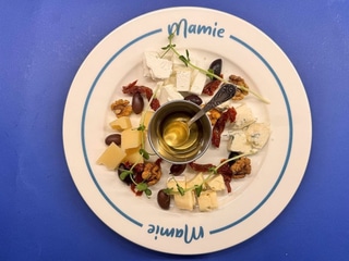 Пармезан,фета,брі,дор блю,вʼялені томати,оливки каламата,мед та горіхи в одній тарілці