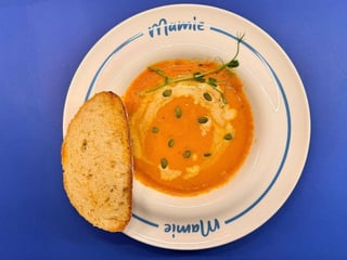 Гарбузовий крем-суп з вершками та насінням гарбуза