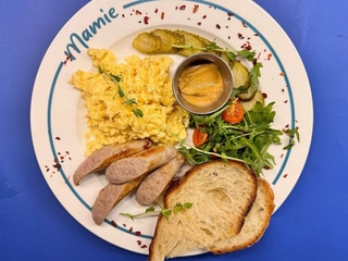 Скрамбл з ковбасками,гірчиця,малосольний огірок,рукола з чері та тост