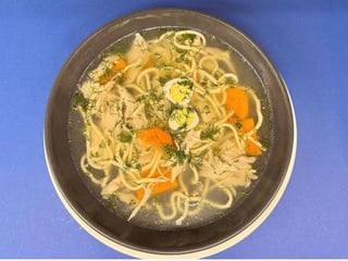 Курячий бульйон із домашньою локшиною