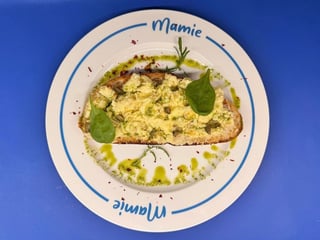 Скрамбл-тост з хумусом та каперсами