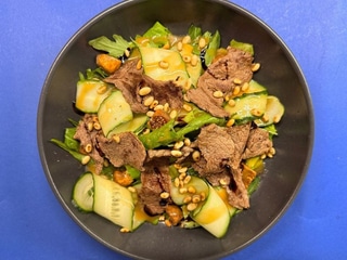 Теплий салат с телятиною,кедрові горішки,інжир,огірок,мікс салату