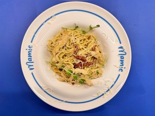 Паста з куркою,вʼялені томати та соус песто