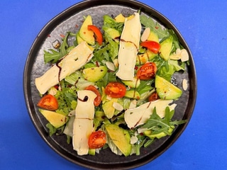 Салат з брі, авокадо,чері,мікс салату,пластівці чилі та мигдалю