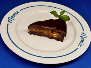 Карамельний брауні з горіхами