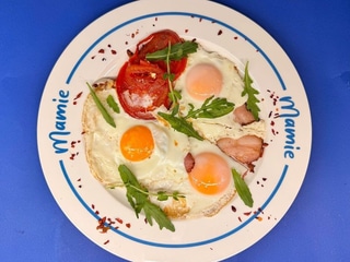 Яєшня з беконом та томатами