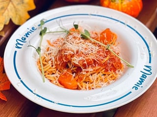 Паста з гарбузом,куркою та соусом пілаті