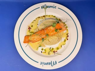Грильований лосось під соусом айолі, подаємо з лимонним кус-кусом