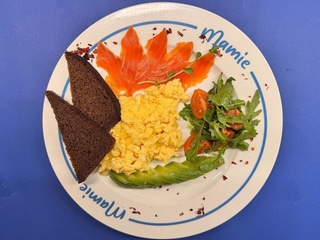 Скрамбл з лососем с/с,авокадо,рукола з чері та ржаний хліб