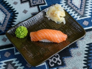 Nigiri - losos (1 ks)