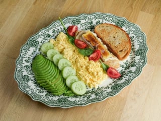 Raňajky Mamuli s kuracím prsom a syrom camembert