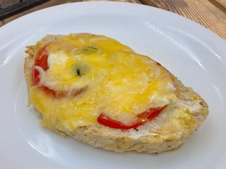 Рулет індичий з помідором та базиліком