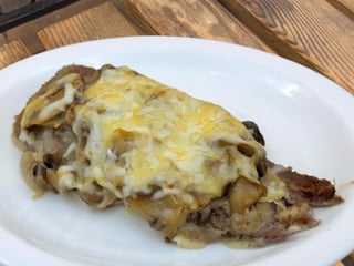 Язик воловий запечений  з грибами та сиром