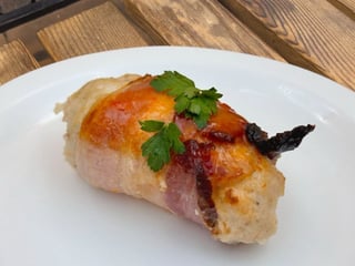 Куряча котлета з моцарелою в беконі