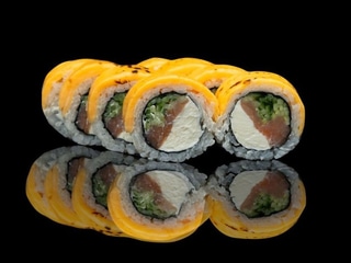 Сирний рол з копченим лососем