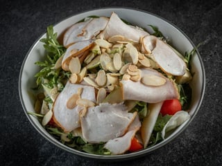 Салат з копченою куркою та грушею