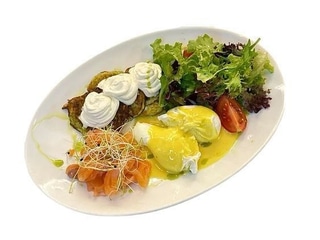 Кабачкові оладки з яйцями пашот та лососем