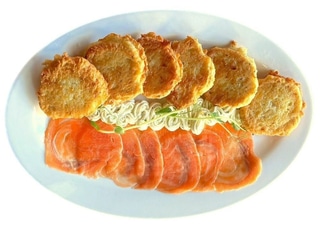 Деруни з сьомгою