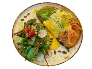 Авокадотост з лососем та яйцем бенедикт