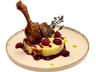 Рубінова качка з малиновим соусом