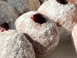 Пончик зі смородиною та кремом