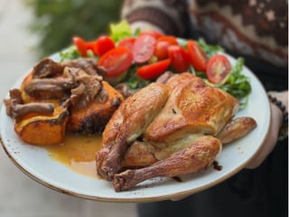 Galletto z Alp Lombardzkich/masło/szałwia/kurki/pieczona dynia, sałatka z pomidorków koktajlowych i rukoli