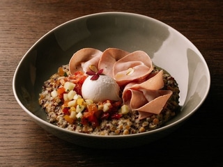 Каша зі злаками, мортадела, яйце пашот