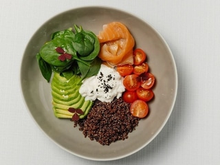 Боул з кіноа, страчатела, шпинат та лосось