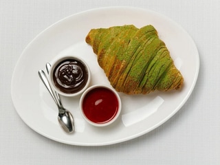 Круасан з малиновим кюлі та шоколадом