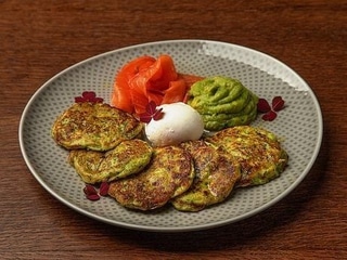 Оладки з цукіні, яйце пашот, лосось, авокадо