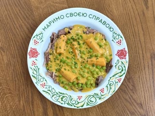 Розтушений індик у м’ясному соусі із сезонними овочама