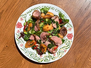 Салат з качкою, сливами та соусом чімічурі