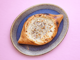 Lodička se sýrem a kuřecím masem