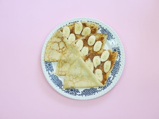 Palačinky s banánem a karamelem