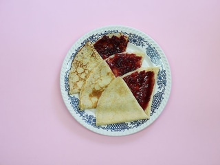 Palačinky s višňovým džemem