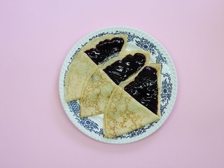 Palačinky s borůvkovým džemem