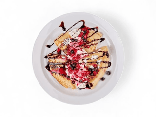 Palacinky s nutellou alebo džemom s teplým ovocím a šľahačkou 