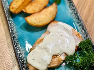 Куряче філе з соусом Дор Блю та картоплею