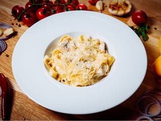 Паста фетучіне з куркою та грибами