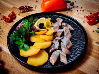 Оселедець з картопляними медальйонами