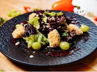 Салат з сиром камамбер