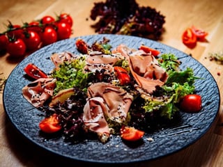 Салат з пармою та карамелізованою грушою