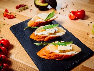 Брускети з карамелізованою грушею та Дор блю