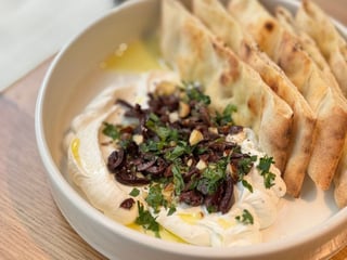 RICOTTA MONTATA Z OLIWKAMI