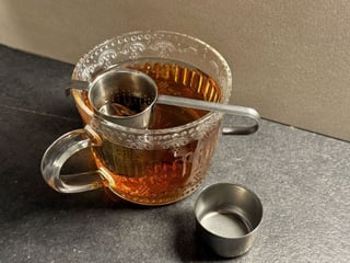 CZARNA HERBATA LIŚCIASTA Z WIŚNIĄ I RÓŻĄ