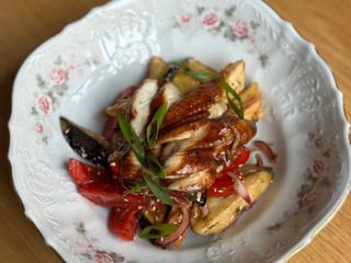 Теплий салат з вугрем та хрустким баклажаном