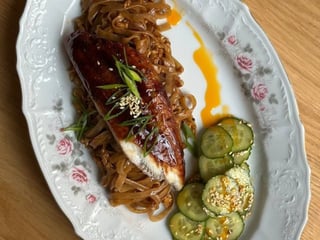 Філе вугра в соусі унагі з рисовою локшиною